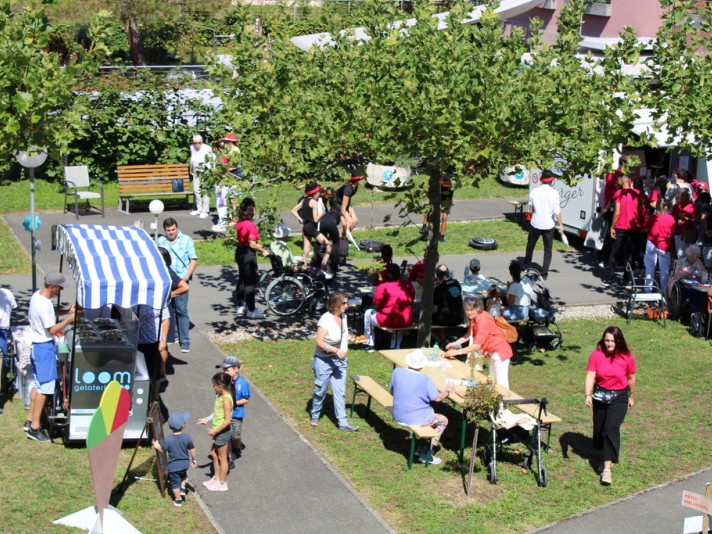 Personne fêtant les 90 ans de la Fondation Silo