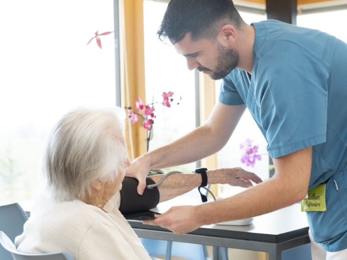 Personnel de soin avec résidente de gériatrie
